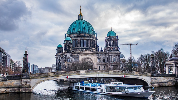 Berlin Weltstadt An Der Spree Kommunales Kino Pforzheim